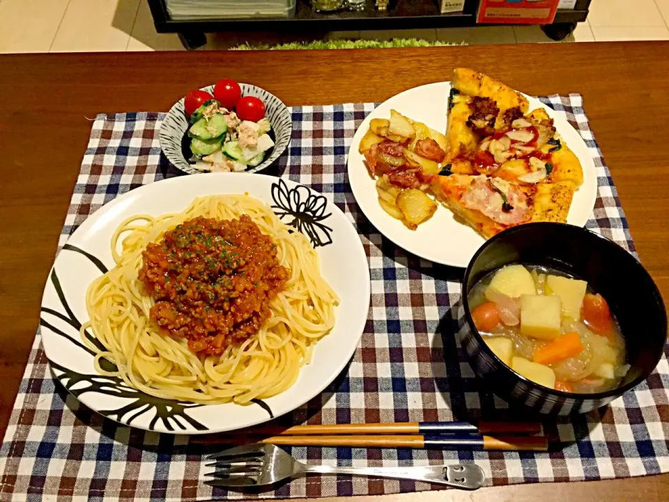 Snapdishの料理写真:休日ごはーん♡ミートソースパスタ、ポトフ(茅乃舎の野菜ダシ使用)、きゅうりと大根のツナマヨサラダ、イタリアンポテト、昨日のピザの残り|未来さん