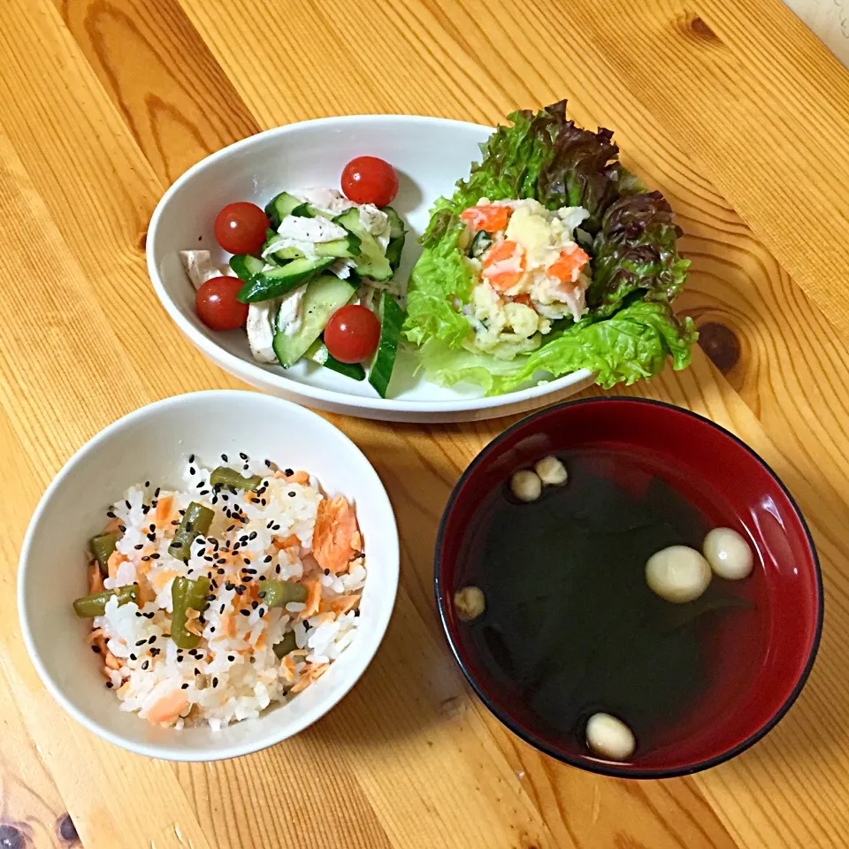 鮭といんげんの炊き込みご飯 蒸し鶏ときゅうりの和え物 ポテトサラダ わかめとお麩のお吸い物|sayaさん