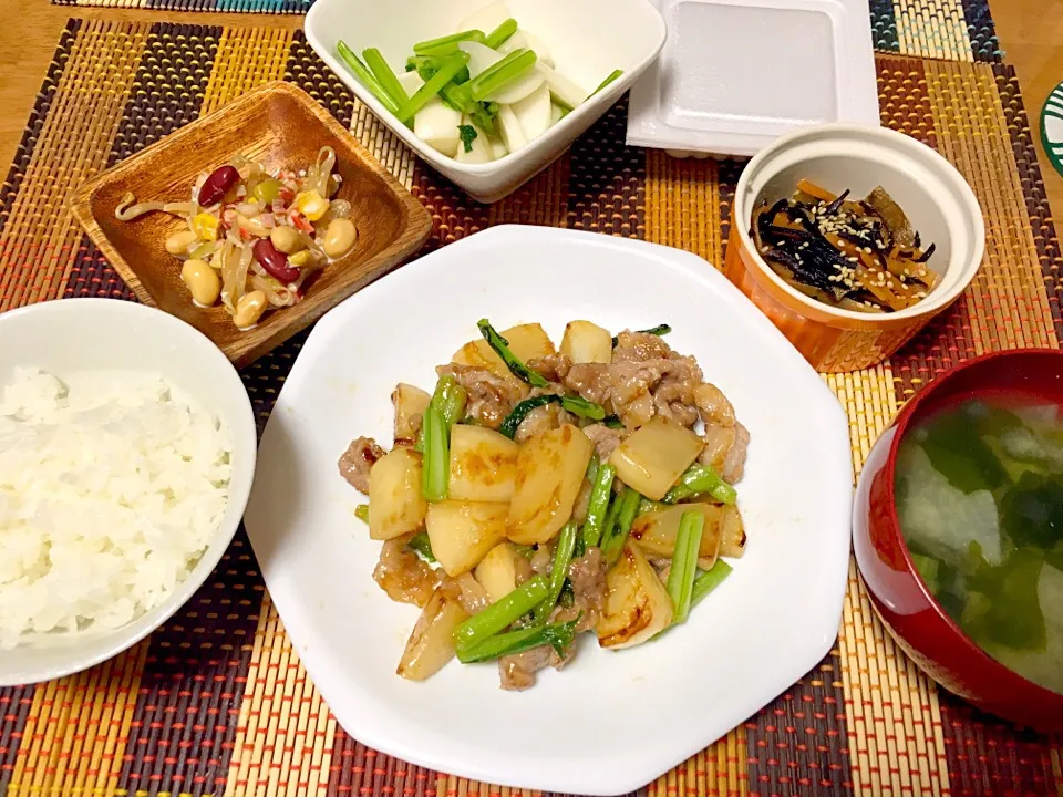 ♡旦那様が作った夜ご飯〜かぶと豚肉の炒め物、お味噌汁、かぶの漬物〜♡|miyuさん