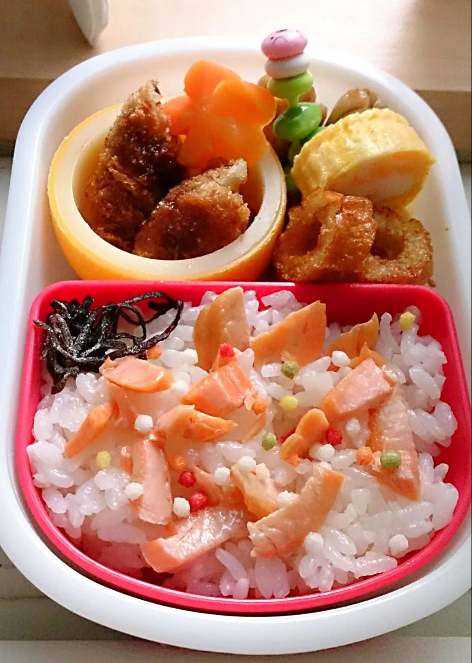 Snapdishの料理写真:幼稚園弁当 焼き鮭ハラス弁当 竹輪のカレー揚げ、ウインナー、卵焼き、コロッケ、枝豆|とだともさん