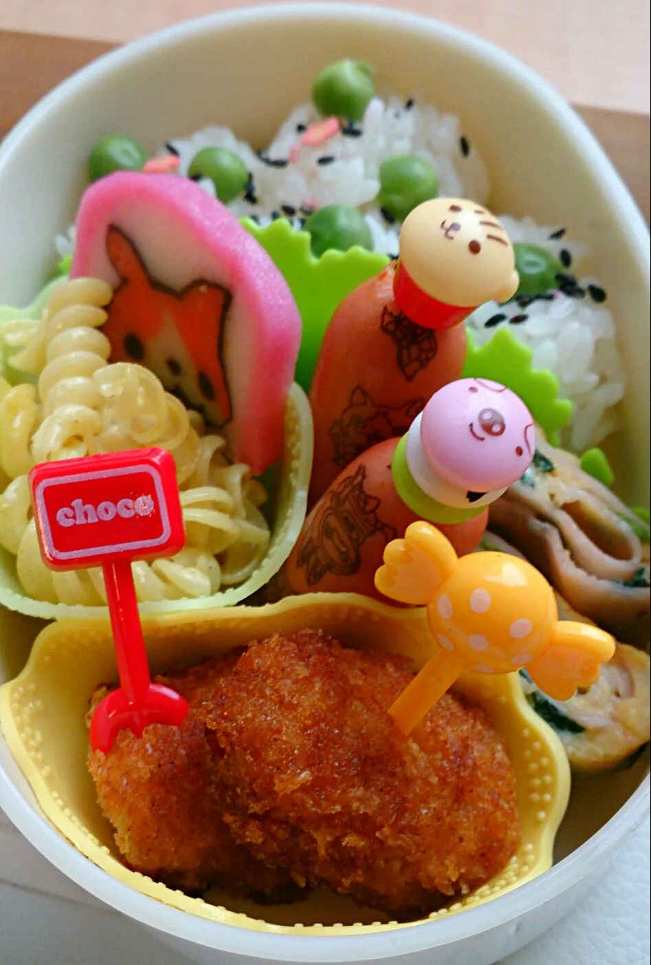 Snapdishの料理写真:豆ご飯弁当 幼稚園弁当  豆ご飯、ウインナー、ソースかつ
カレーマカロニ、ほうれん草入り卵焼き、蒲鉾|とだともさん