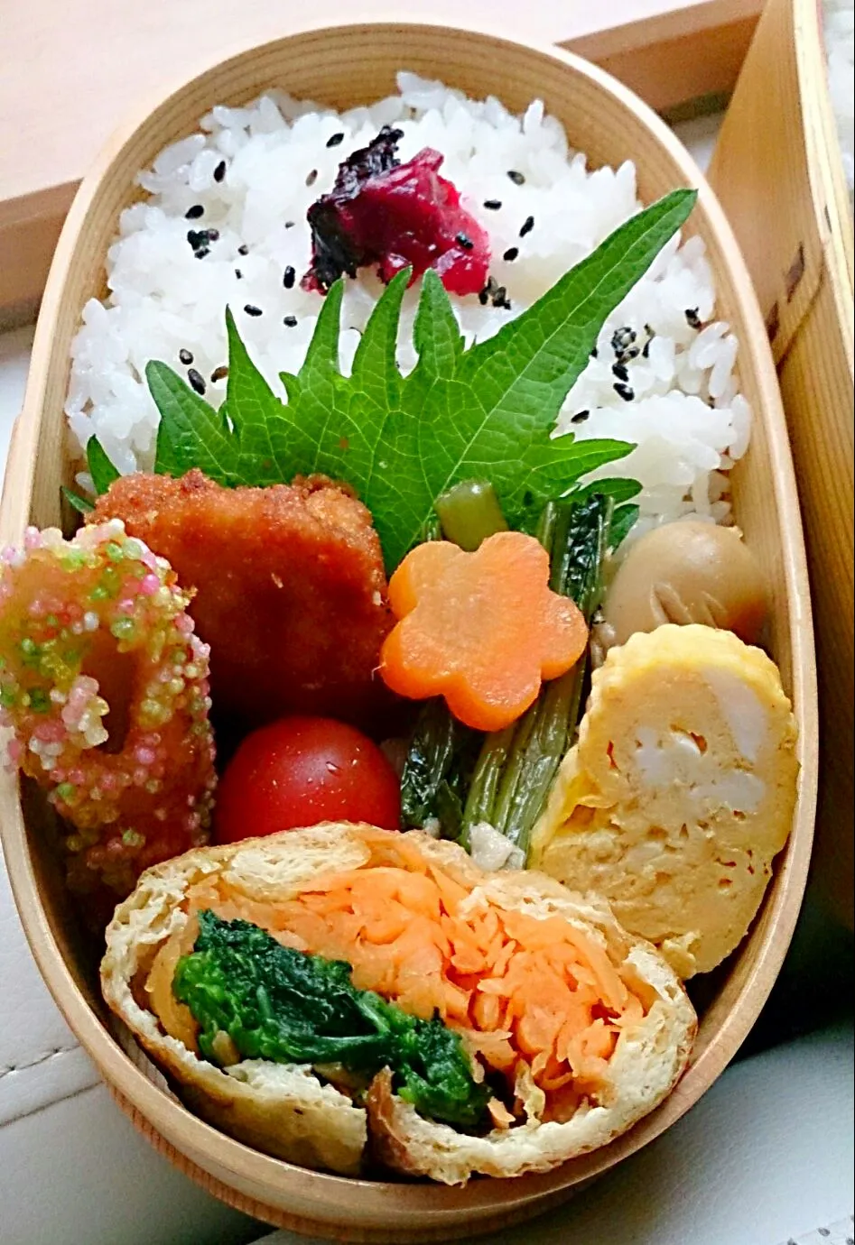 わっぱ弁当 お揚げの野菜巻きポン酢、一口チキンカツ、
ウインナー、人参の白だし煮、小松菜とツナのいためもの、卵焼き、竹輪のみじん粉揚げ|とだともさん