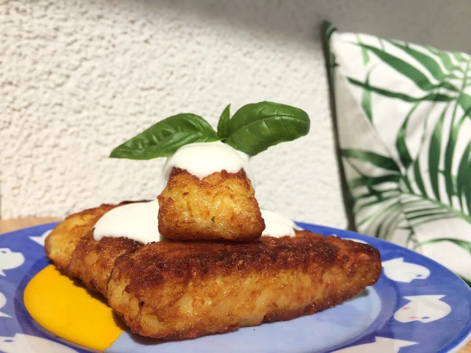 deep fried potatoes pockets with cream cheese filling and herbs 🍴|CatzeMDさん