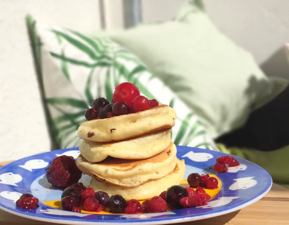 fluffy buttermilk pancakes with fresh fruits for breakfast 🍓🍯|CatzeMDさん