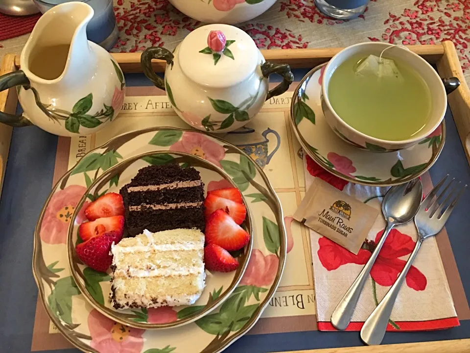 Tea time🍓🍵
Coconut cake & chocolate fudge cake
Japanese roasted brown rice tea with matcha🍵 delish👍🏼|🌺IAnneさん