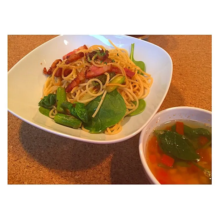 ほうれん草とベーコンと アスパラのペペロンチーノ🍴  豆と野菜のスープ|女神さん