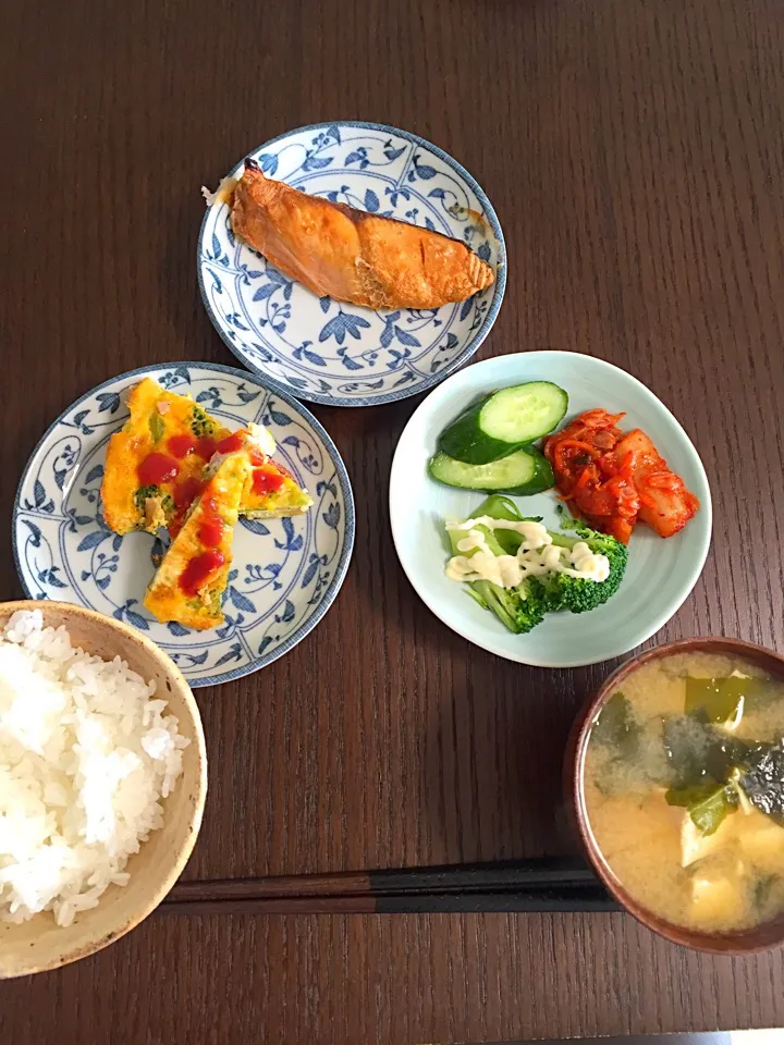 Snapdishの料理写真:5月23日朝ごはん 昨日のあまりとシャケ|やすこさん