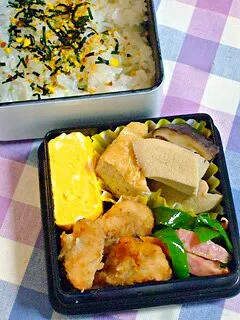 お弁当(のりたまご飯、唐揚げ、高野豆腐と油揚げと干し椎茸の煮物、ウインナーとピーマンの炒め物、卵焼き)|すーさん