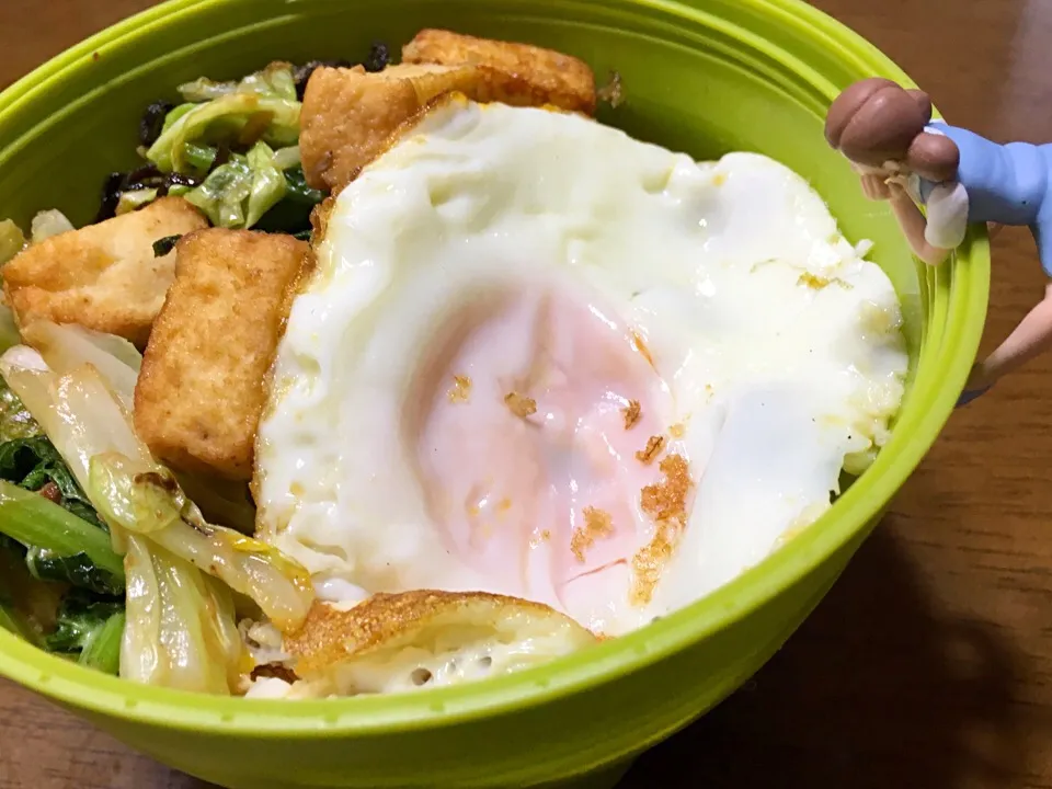 目玉焼き陥没(~_~;)厚揚げと大根の葉の味噌炒め丼〜|もっつぁさん