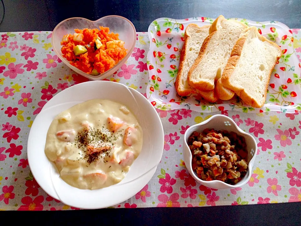 Snapdishの料理写真:ベジ料理♡豆乳シチュー胡麻風味と手作りパンのご飯|みよさん