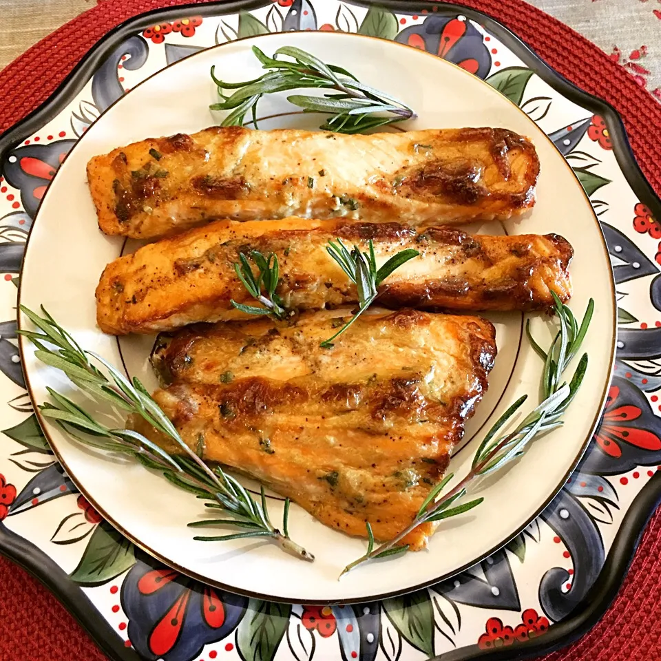 Broiled rosemary salmon topped with dijonnaise😍👍🏼 delish...|🌺IAnneさん