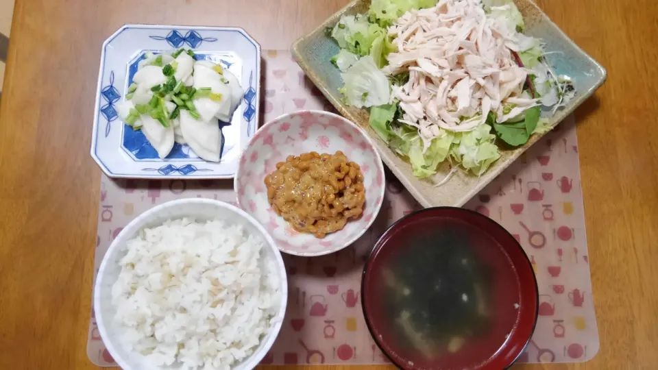 5月２２日　棒々鶏　納豆　蕪の浅漬け　鶏の茹で汁でわかめスープ|いもこ。さん