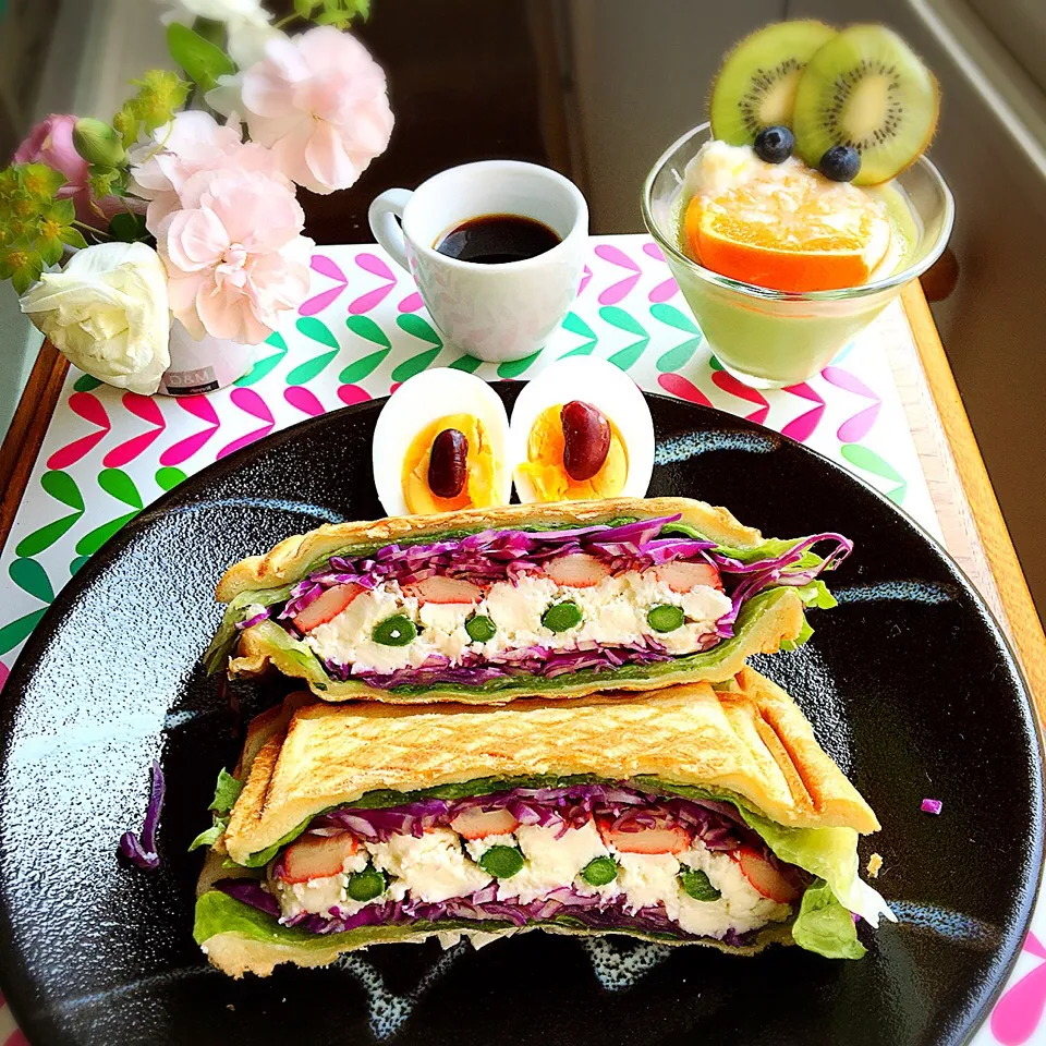 詰め詰めホットサンド
食パンに、色々載せたら
腕白になっちゃった〜〜
サンドメーカーで、ぎゅーぎゅー
押さえ込みー
キャベツ、レタス、アスパラ、
リコッタチーズ、カニカマ
汗汗して、ハム忘れました⤵︎
卵は、無理〜って
飾りましたよ〜|ゆかモンさん