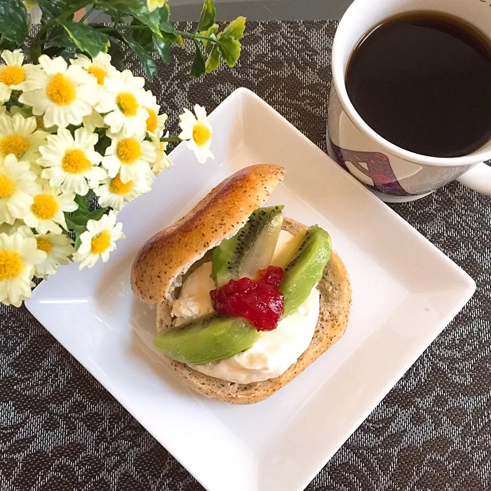 Snapdishの料理写真:5/23❤︎ミルククリーム&キウイ、いちごジャムのせベーグルサンド❤︎ミルクティーホワイトチョコベーグル使用|Makinsさん