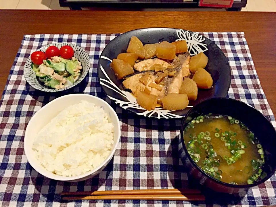 Snapdishの料理写真:作り置きごはーん♡ぶり大根、きゅうりと大根のツナマヨサラダ、白ご飯、味噌汁(オクノ作、タロウ盛り付け)|未来さん