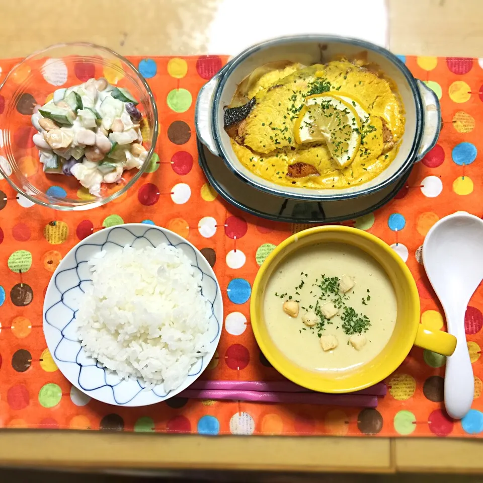 Snapdishの料理写真:鮭のレモンカレークリーム焼き
お豆のヨーグルトサラダ
サツマイモの冷製スープ
ごはん|しまさん