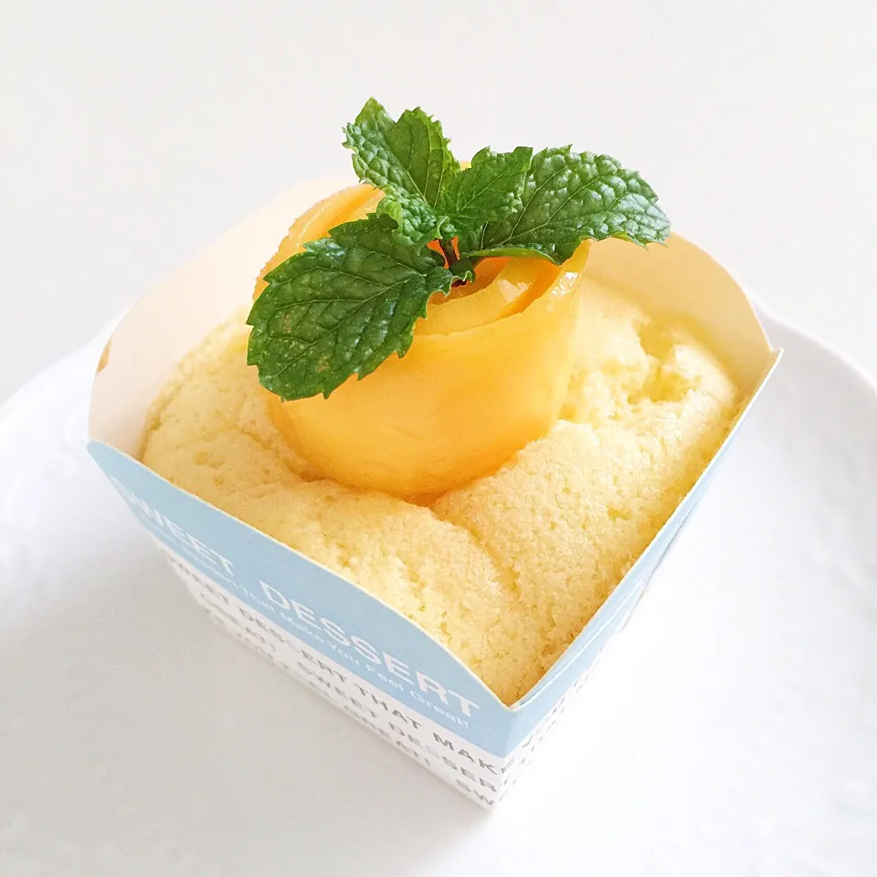 Chiffon cupcakes with vanilla custard topped with fresh mango|12Dragonさん