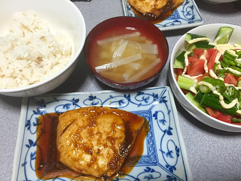 魚、トマトきゅうり豆腐サラダ、麦飯、大根味噌汁|ms903さん