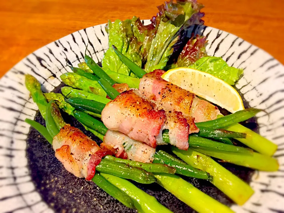 Snapdishの料理写真:アスパラガスとインゲンのベーコン巻き、ポン酢黒胡椒ソース。
Bacon wrapped asparagus and green beans with Ponzu black pepper sauce.|Sayaka Jinsenji Huletteさん