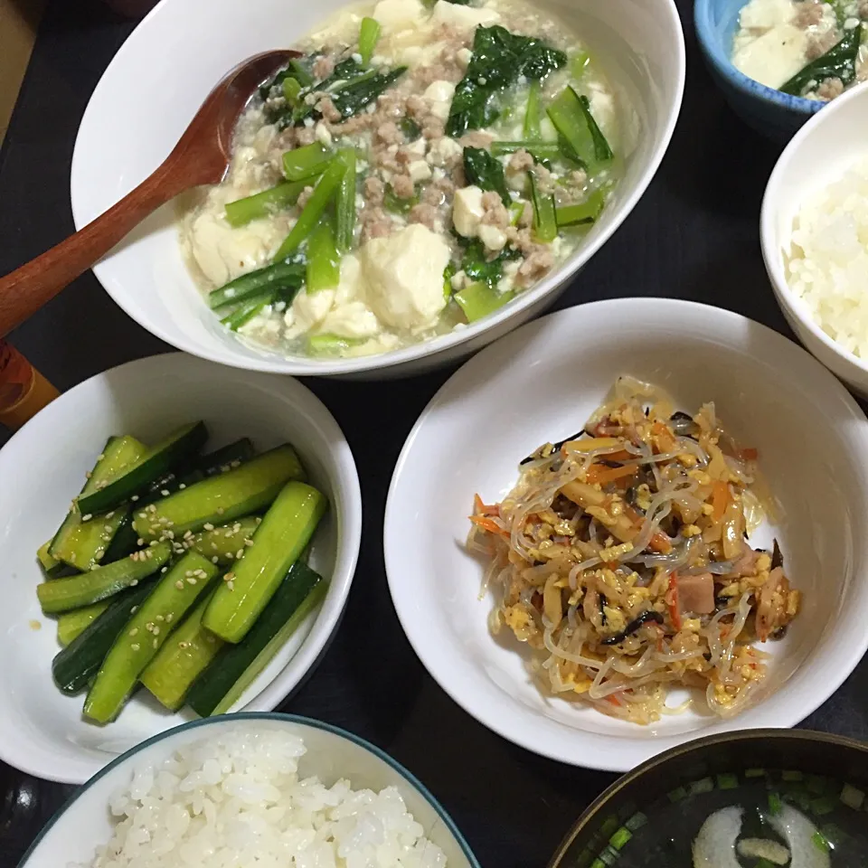 今日の晩ご飯は、塩麻婆豆腐、春雨サラダ、きゅうりの醤油漬け、味噌汁。|ゆえさん