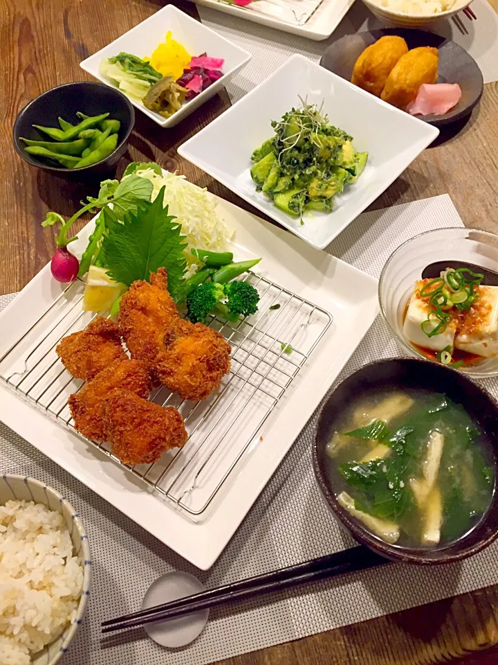 今日の晩御飯🍚生姜風味のひと口サーモンフライ🐟アボカドと叩ききゅうり、わかめのナムル🍃冷奴、枝豆、お漬物、モロヘイヤと油揚げのお味噌汁💛|まみりんごさん