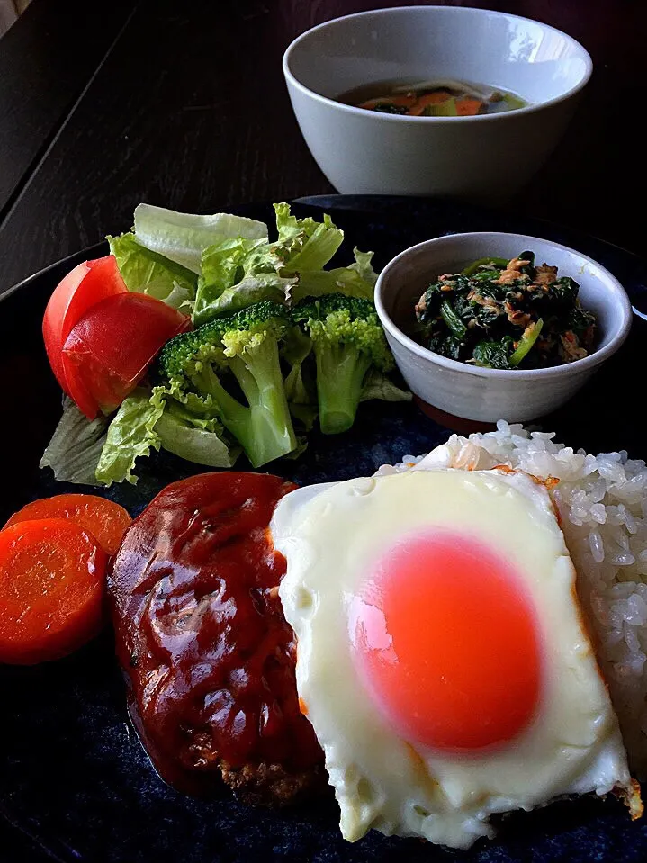 ⭐️デミグラスハンバーグ 目玉焼き乗せ
⭐️人参グラッセ
⭐️ほうれん草のツナ胡麻和え
⭐️野菜サラダ レモンドレッシング
⭐️野菜たっぷりコンソメスープ|よっちぃさん