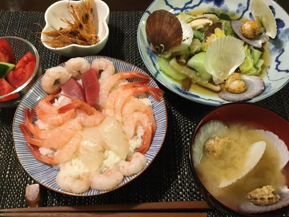 甘エビ丼(マグロ少々)、ホタテ稚貝と野菜の酒蒸し、甘エビ頭揚げ、ホタテ稚貝の味噌汁|Jun  Sakamotoさん