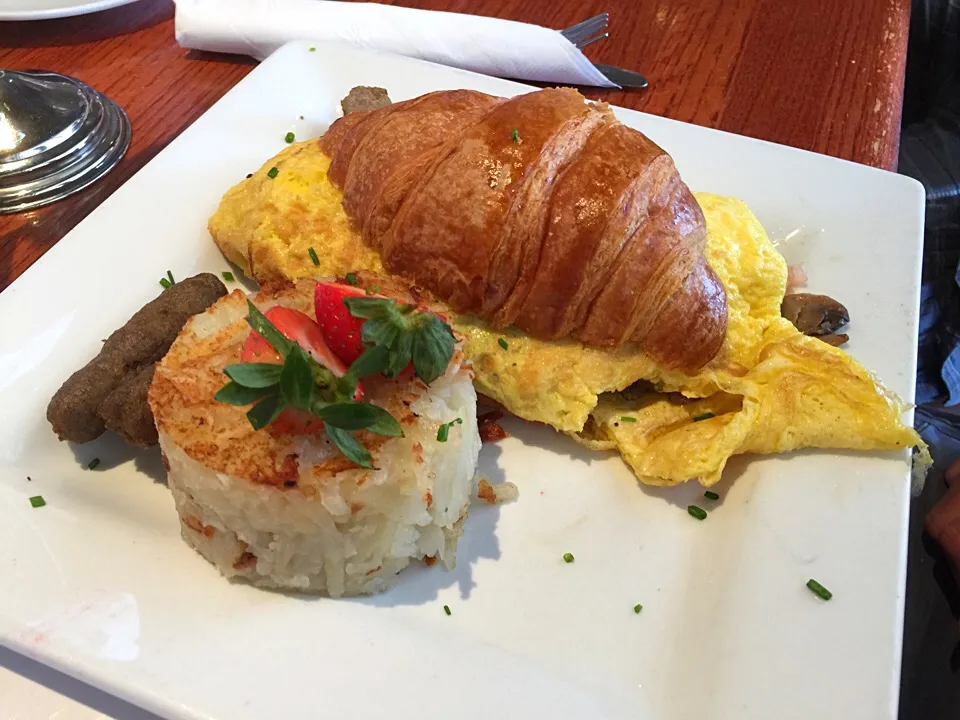 Croissant Omelette with Hash Browns|Kkartsさん