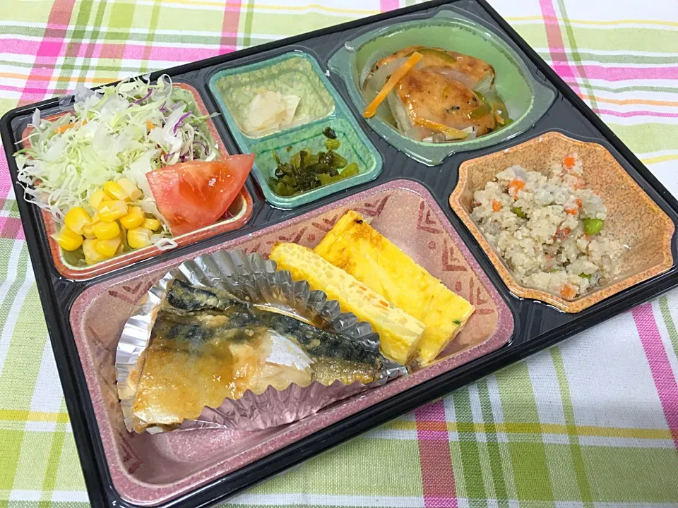 Snapdishの料理写真:鯖の味噌煮 日替わり弁当 豊川市宅配|Naokazu Kuritaさん