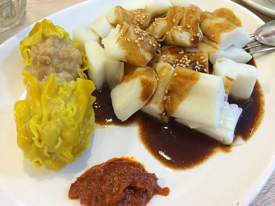 Snapdishの料理写真:#localeats Chee cheong fun with siew mai|Ong Sor Fernさん