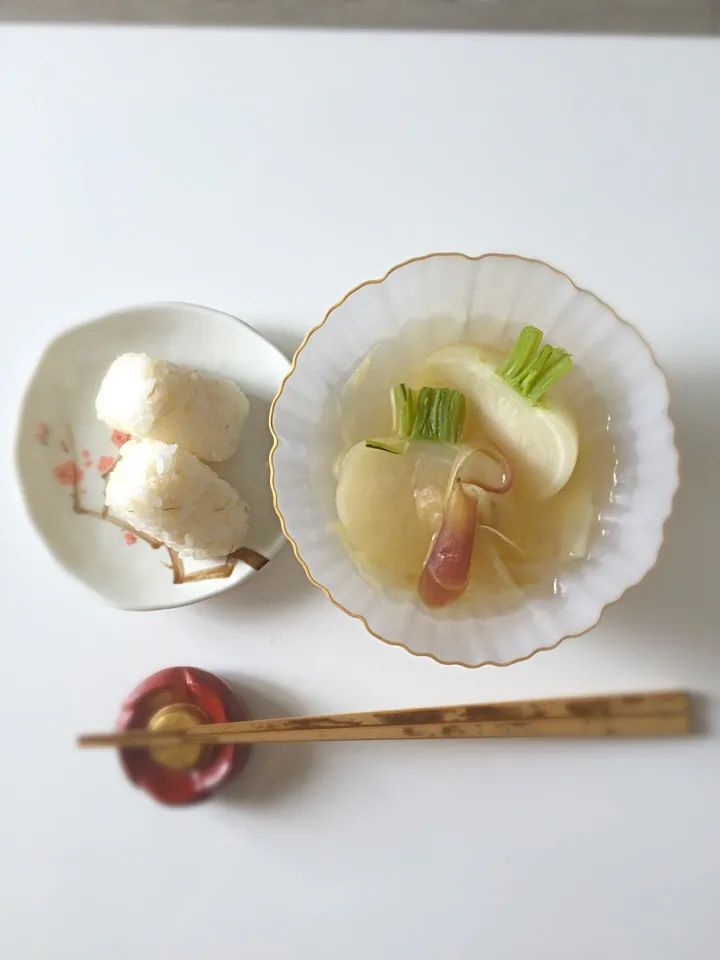 Snapdishの料理写真:蕪と茗荷の炊いたん 

桜の花の塩漬けの残りの塩でおにぎり🌸|たうさん