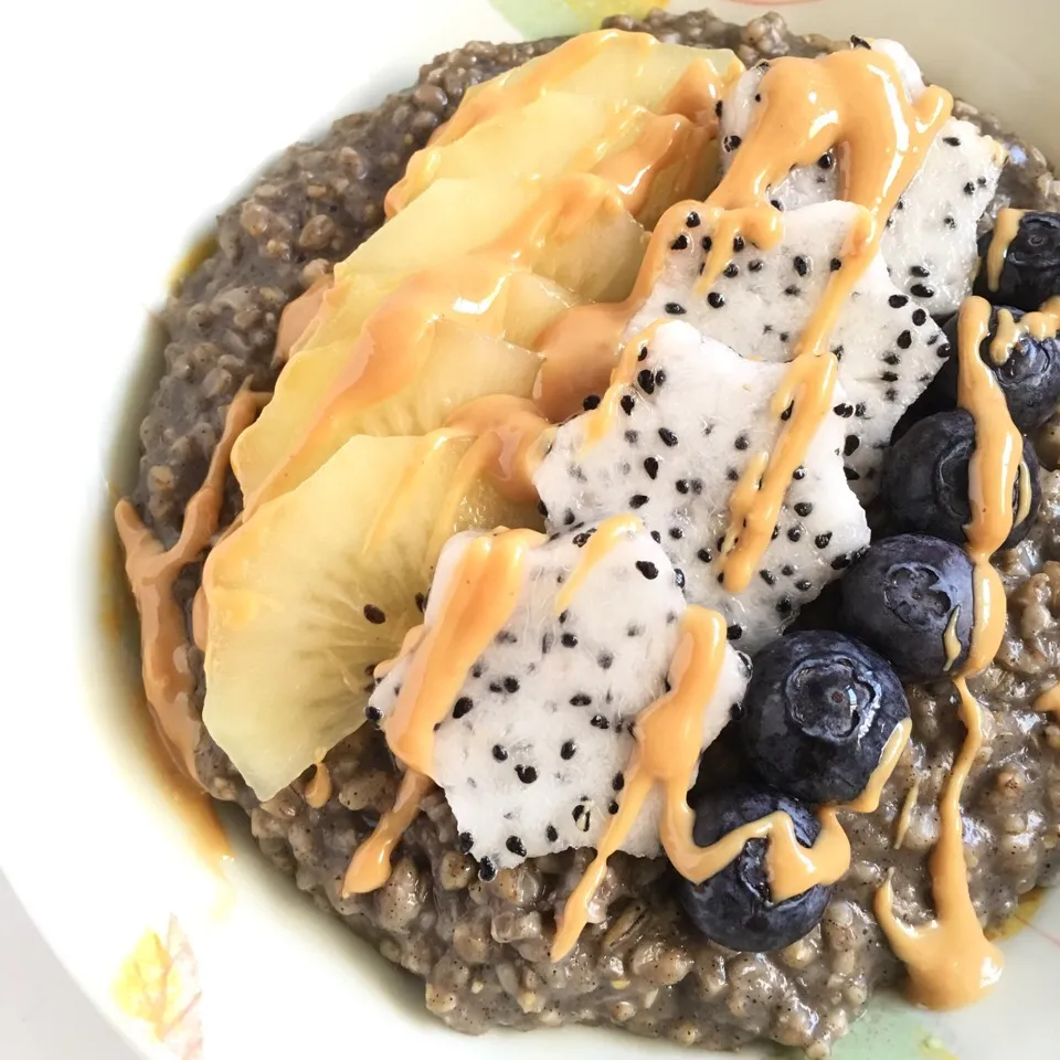 Black sesame steel cut oats with fruits & peanut butter drizzle|coxiella24さん