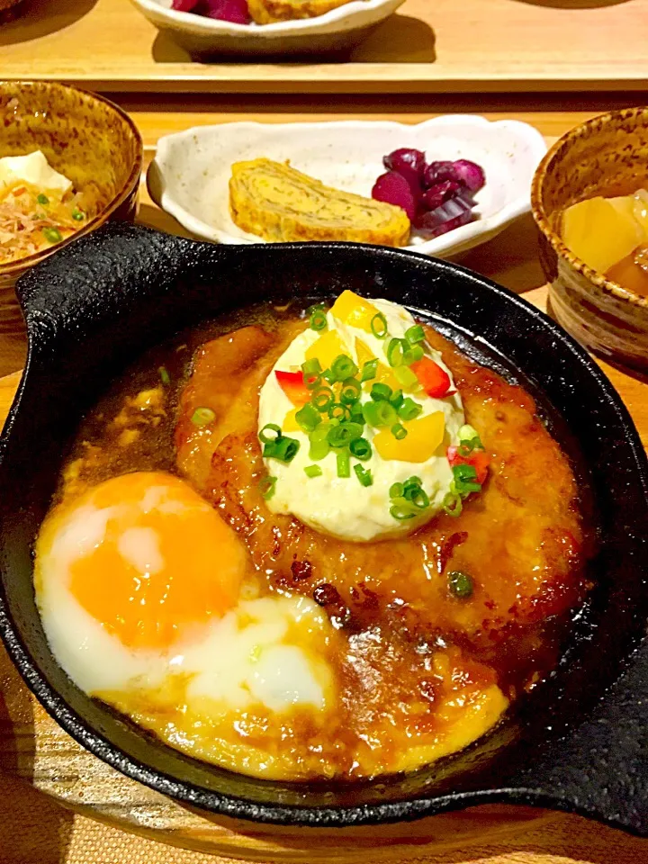 ✨マグロのレアとろ
     ハンバーグステーキ定食✨
営業のやすこちゃんとランチ💖|七味さん