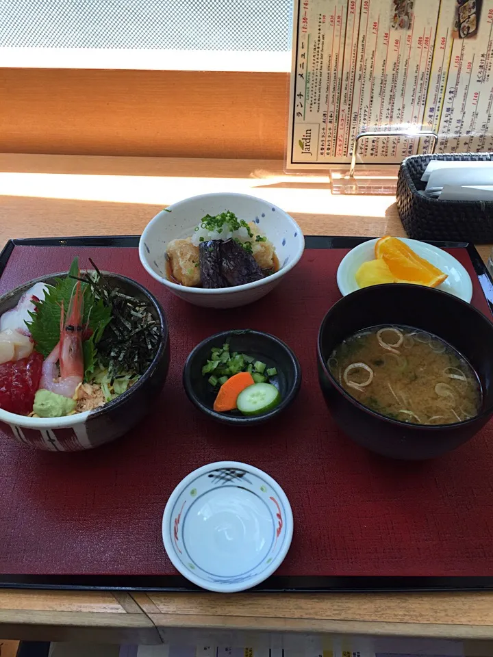 Snapdishの料理写真:鮭・帆立・紅スジコ五目丼/茄子と豆腐揚げ出し/味噌汁|山内博之さん