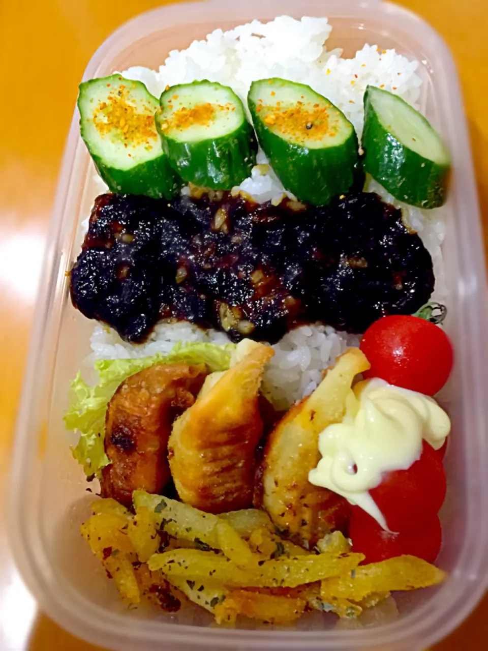 パパお弁当🍱  揚げ餃子  フライドポテト  海苔の佃煮  きゅうりの漬物  ミニトマト|ch＊K*∀o(^^*)♪さん