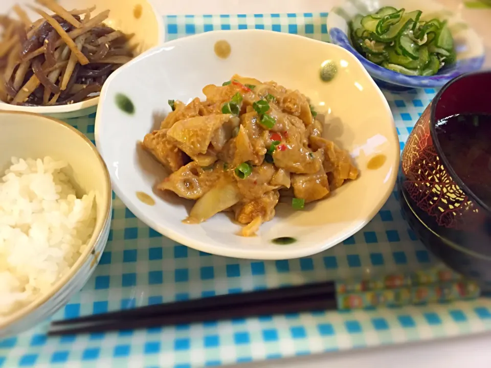 筍と鶏肉のピーナツバター煮、きんぴらごぼう、きゅうりとしらすの酢の物、即席汁（鰹節とゴマとネギ）|Sayuri Kameshiroさん