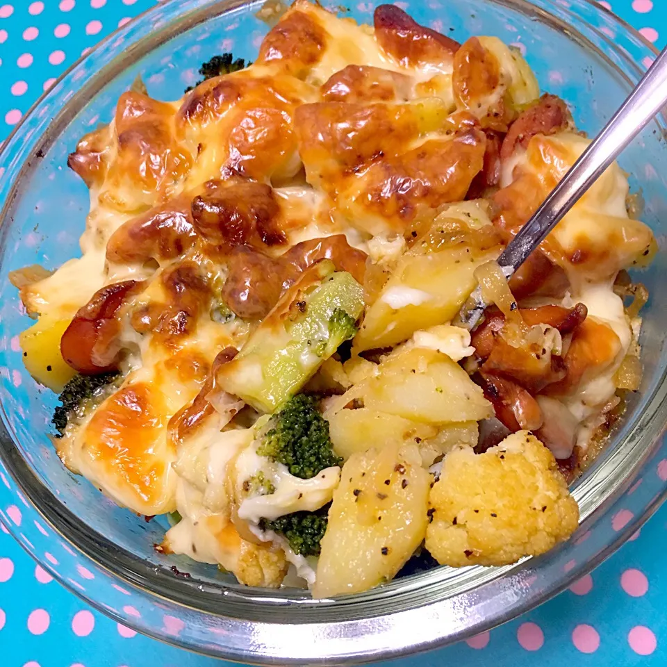 Smoked sausages, potatoes, broccoli & cauliflower topped with cheese.|H3L1DAさん