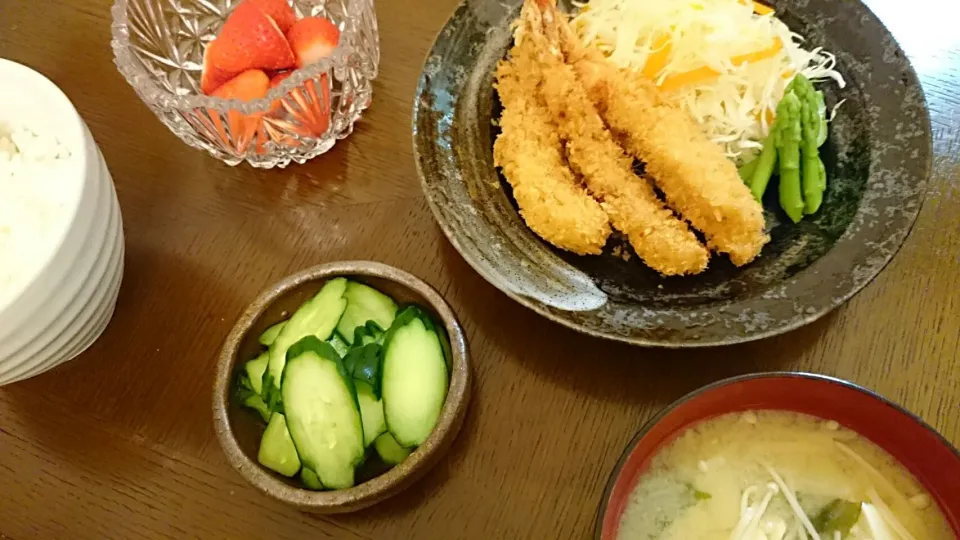 Snapdishの料理写真:エビフライ、付け合わせ野菜、じゃがいも豆腐えのきのお味噌汁、胡瓜の塩麹漬け、莓|アンジェさん