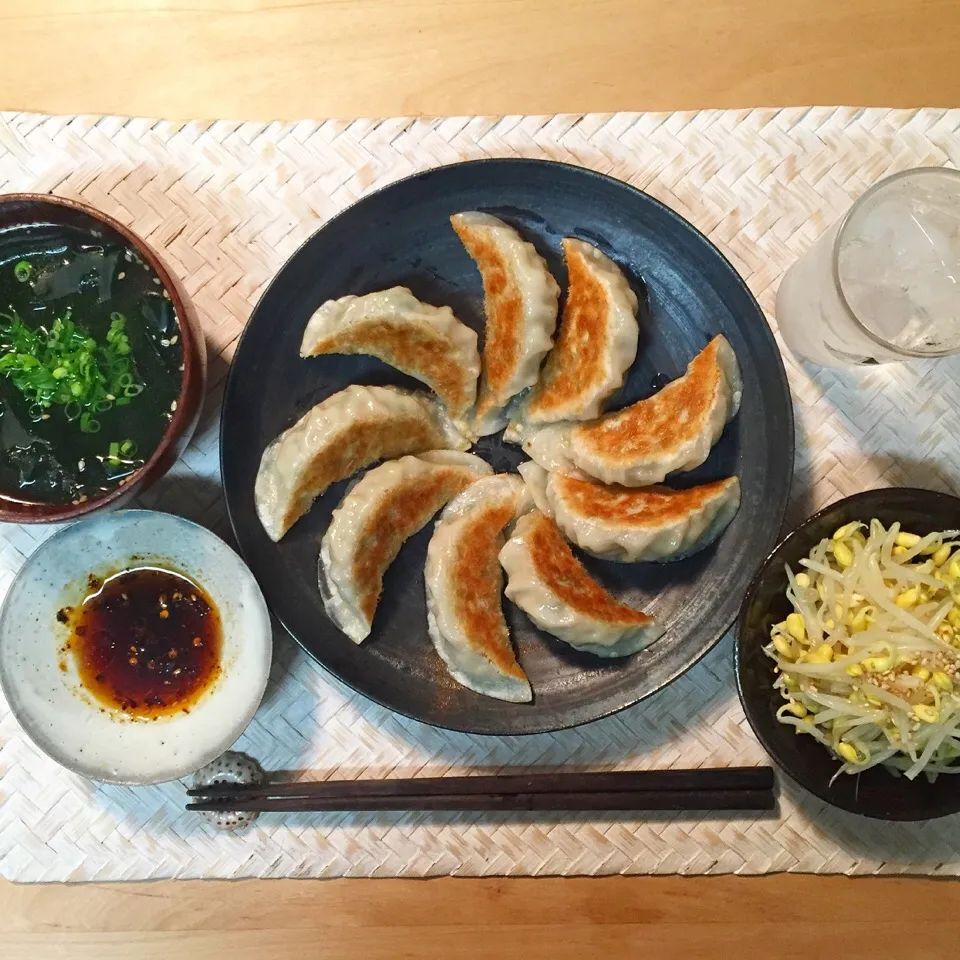 Snapdishの料理写真:焼餃子、ワカメスープ、豆もやしナムル|maruruさん