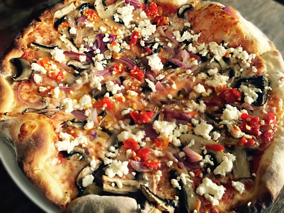 Vegetarian Pizza: Magherita, feta, mushroom, red onion, mozarella & chilli|Sergio Lacuevaさん