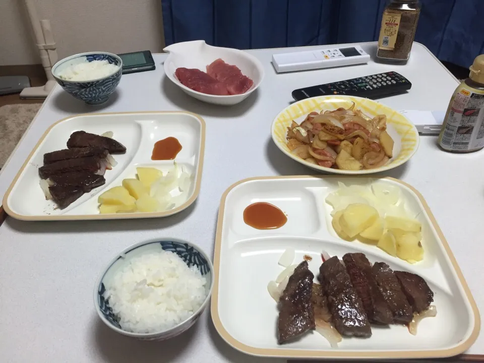 Snapdishの料理写真:牛ステーキ、玉ねぎとじゃがいもの付け合せ、ジャーマンポテト、マグロ刺身|くも ひばりんさん