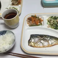 Snapdishの料理写真:鯖の塩焼き、ゴボウとレンコンのきんぴら、ささみと水菜の梅あえ|くも ひばりんさん