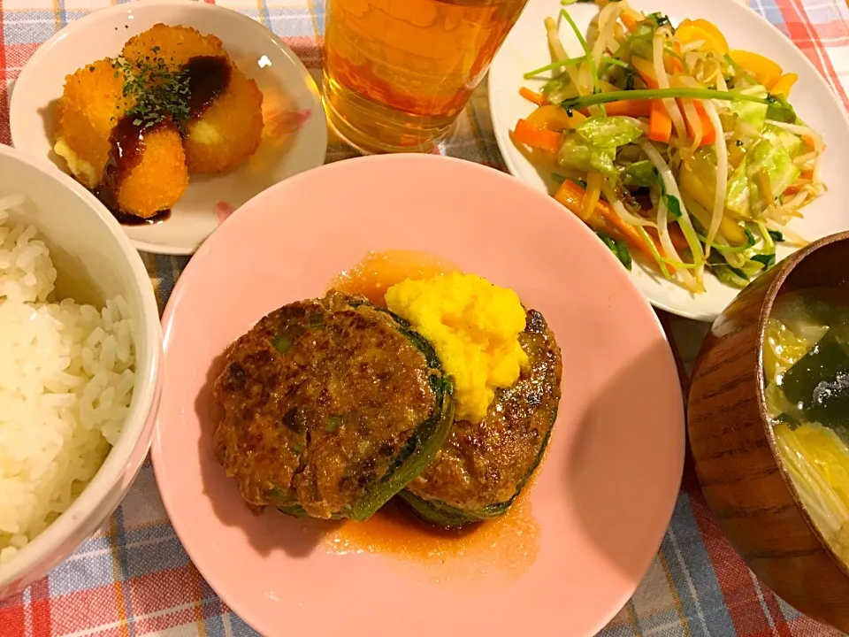 Snapdishの料理写真:＊鯵のつみれ焼き
＊野菜炒め中華味
＊コーンクリームコロッケ
＊白菜と椎茸とワカメの味噌汁|モケモケさん