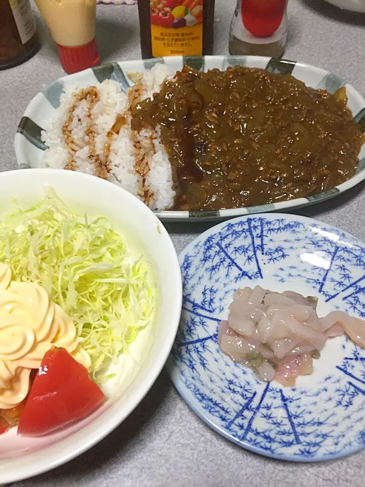 Snapdishの料理写真:リンゴ玉ねぎ生姜ニンニク挽肉カレー、わさびイカ塩辛、トマトキャベツサラダ|ms903さん