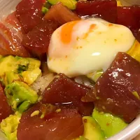 Snapdishの料理写真:マグロアボカド丼|いしいさん