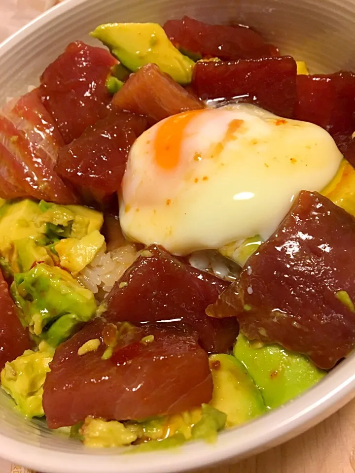 Snapdishの料理写真:マグロアボカド丼|いしいさん