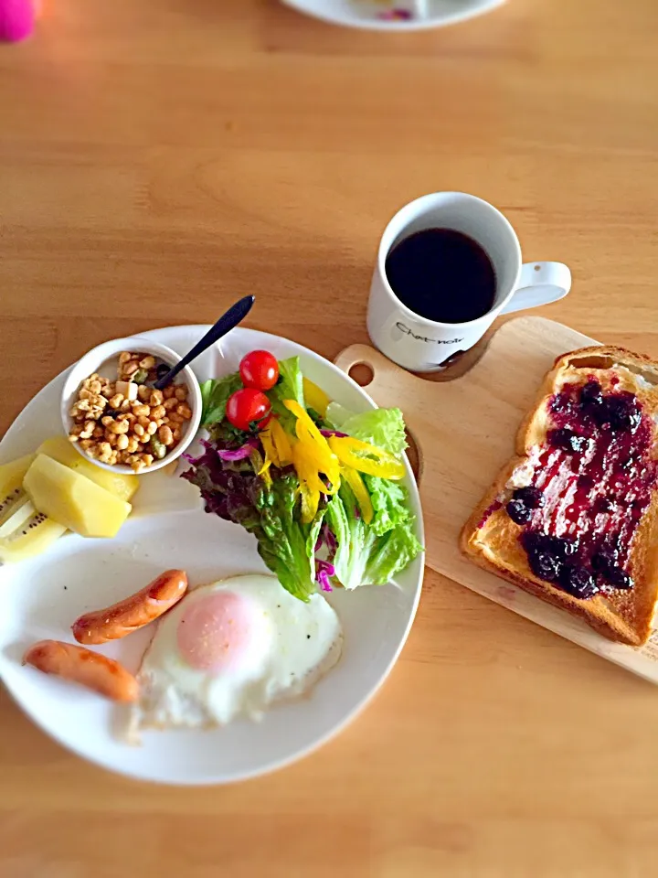 Snapdishの料理写真:朝ごはん ブルーベリージャムトースト サラダ 目玉焼き ウインナー キウイ グラノーラヨーグルト|kasumiさん