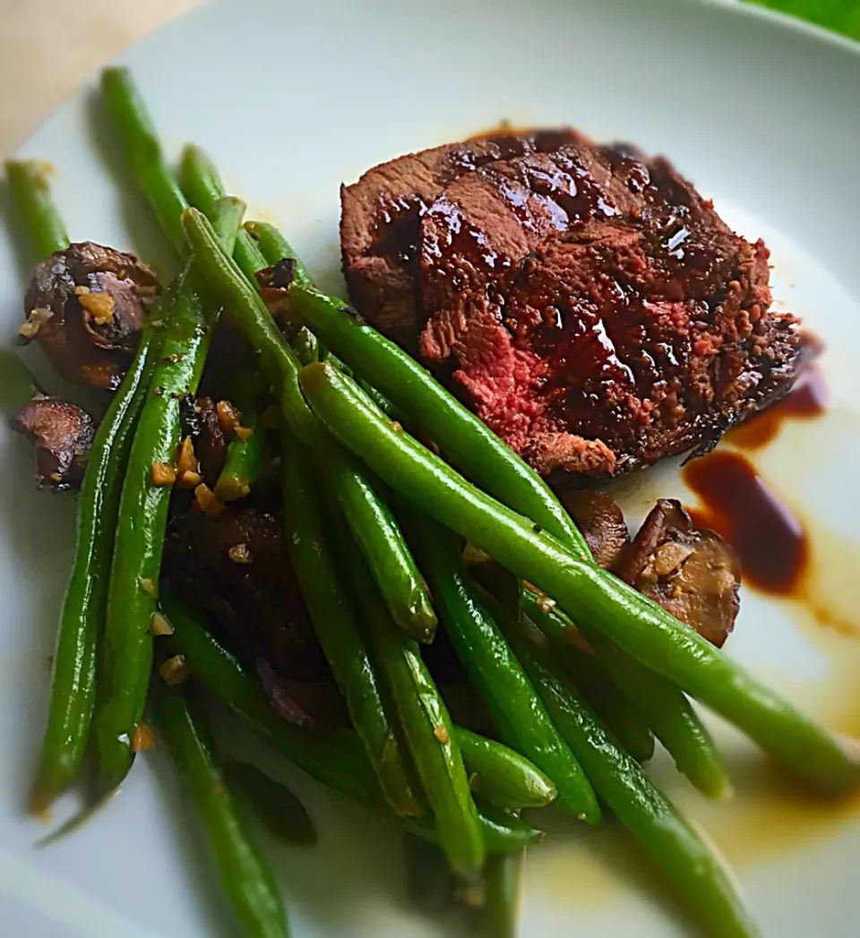 Grilled venison loin with a balsamic glaze and bourbon, garlic & honey sautéed mushrooms & green beans.|Liesel Ryanさん