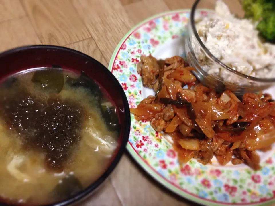 豚キムチ
豆腐とセロリのサラダ
油揚げととろろ昆布のお味噌汁|sa78さん