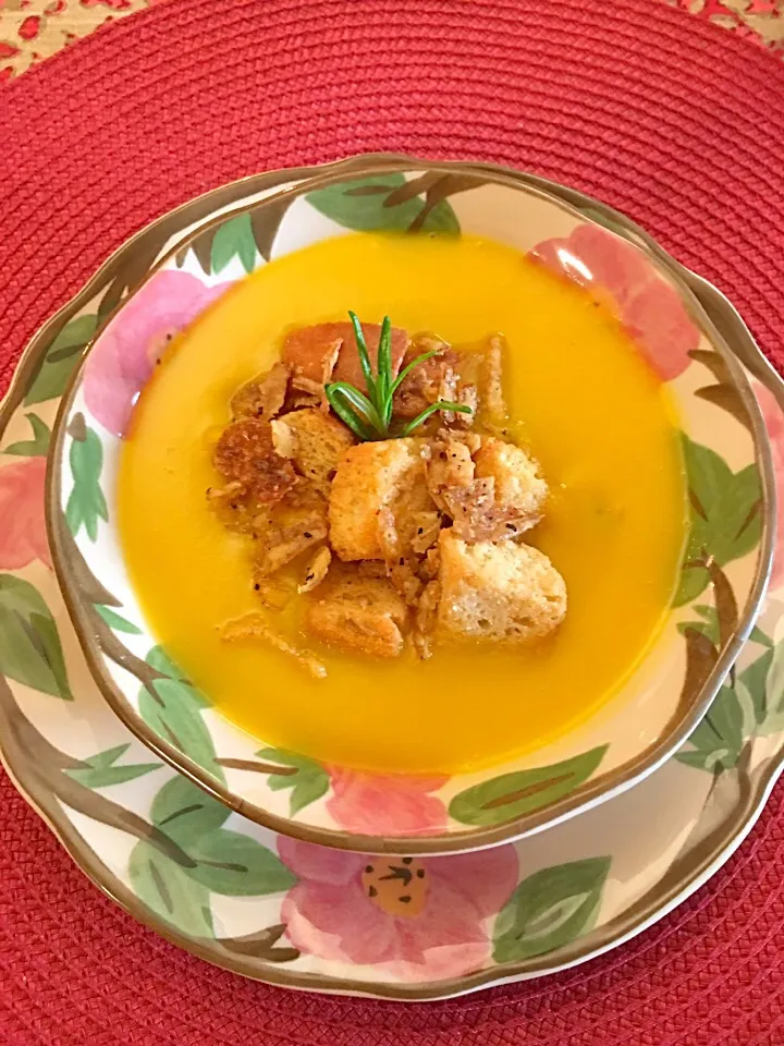 Roasted butternut squash soup topped with croutons & crispy onions|🌺IAnneさん